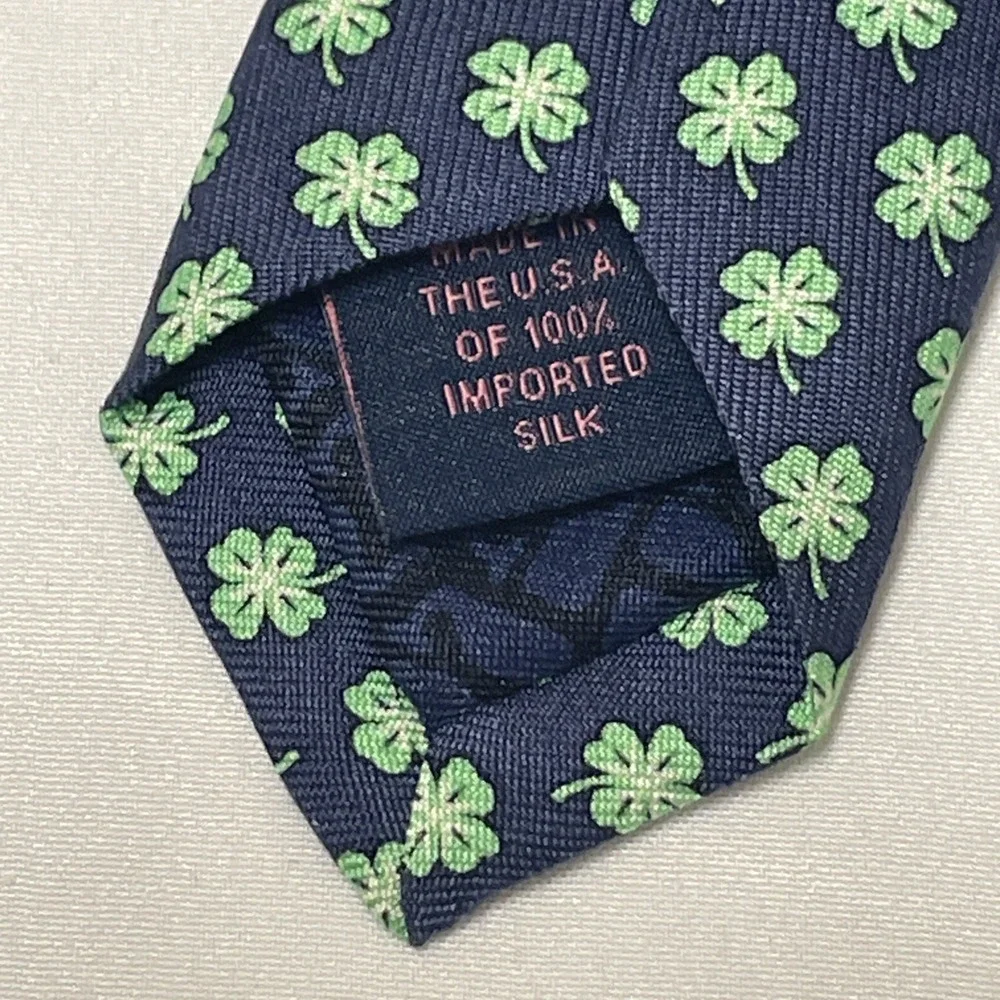 Vineyard Vines Martha's Vineyard 100% Silk Mens Neck Tie Navy 4 Leaf Clover - Picture 5 of 8